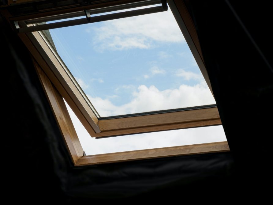 Fenster und Türen verbauen: Materialien und Kosten