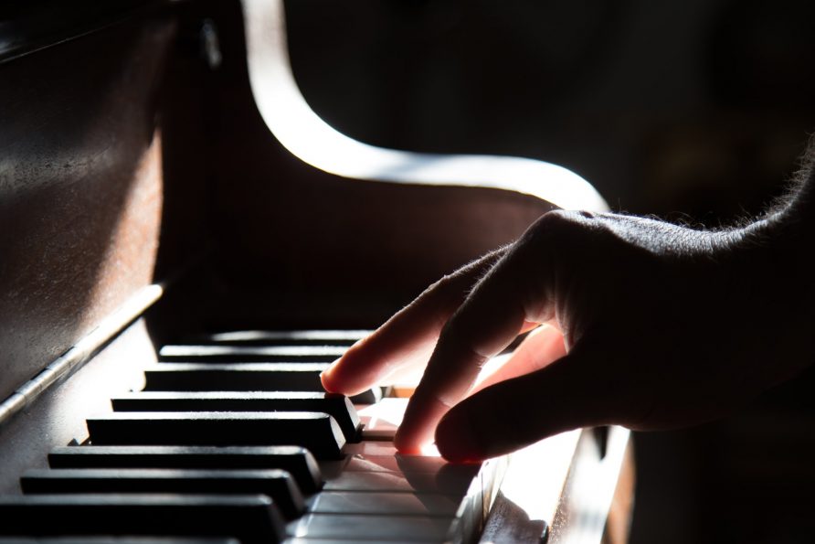 Klavier spielen lernen in Eigenregie vs. professioneller Klavierunterricht