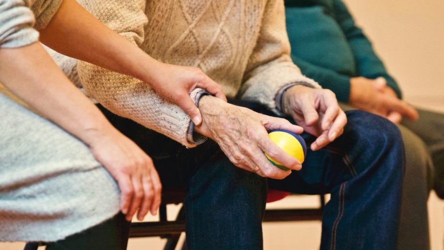 Pflege im Alter: Wie die richtige Betreuung für die Liebsten finden?